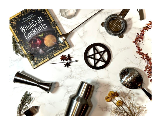 WitchCraft Cocktails: 70 Seasonal Drinks Infused with Magic & Ritual, Julia Halina Hadas